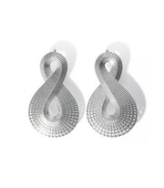 Equilibrio e proporzioni: come completare un look raffinato con gli orecchini geometrici