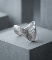Anello Flusso in argento 925 su piedistallo – vista laterale – Anidi Design