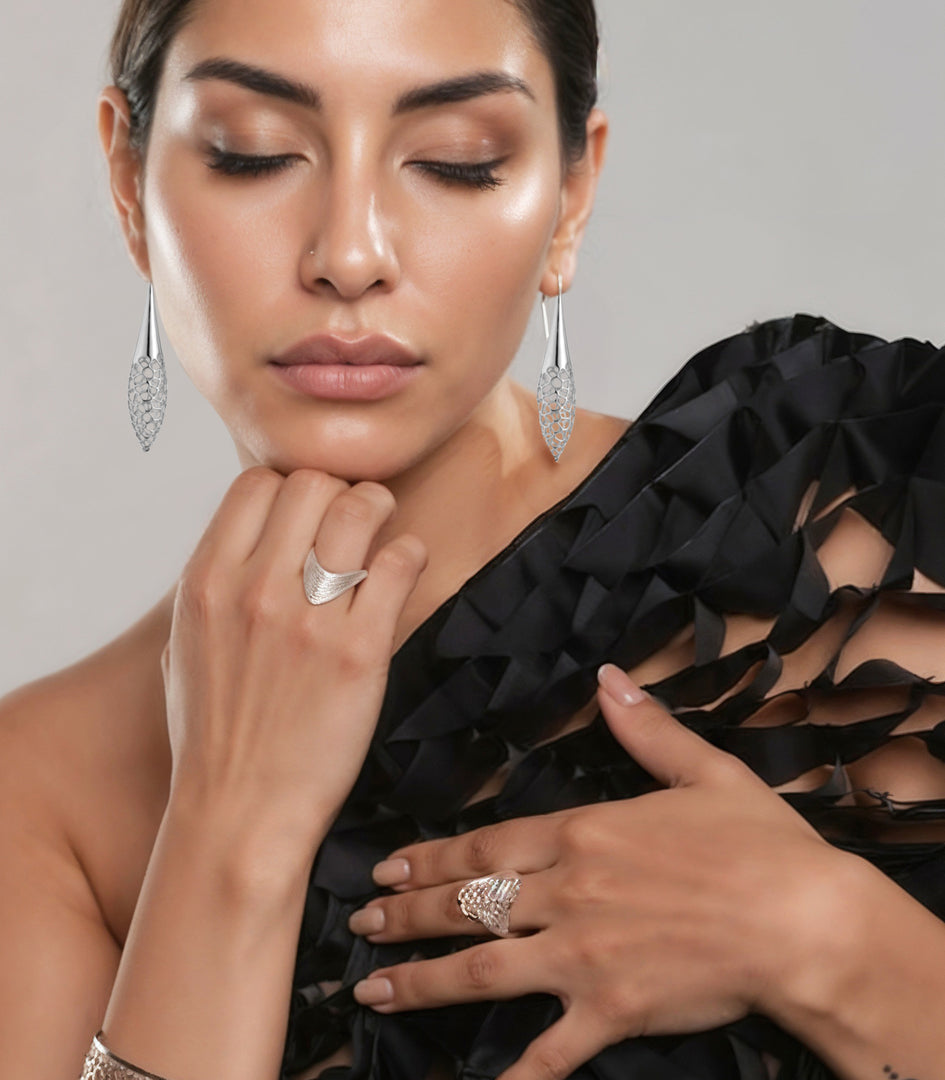 Anello Flusso in argento 925 indossato da modella – look editoriale – Anidi Design