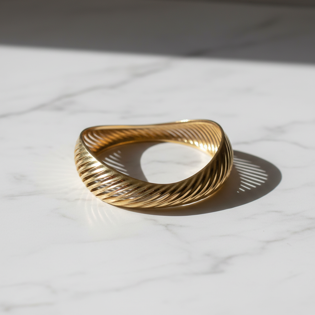 Bracciale Onda artigianale su marmo bianco — dettaglio texture rigata