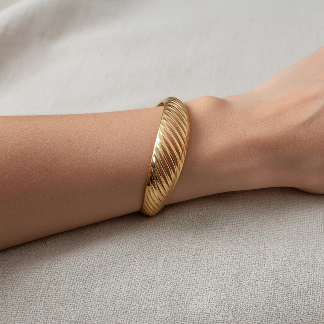 Bracciale Onda indossato al polso — gioiello artigianale Anidi Design