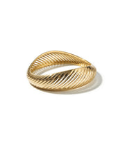 Bracciale Onda placcato oro su sfondo neutro — Anidi Design