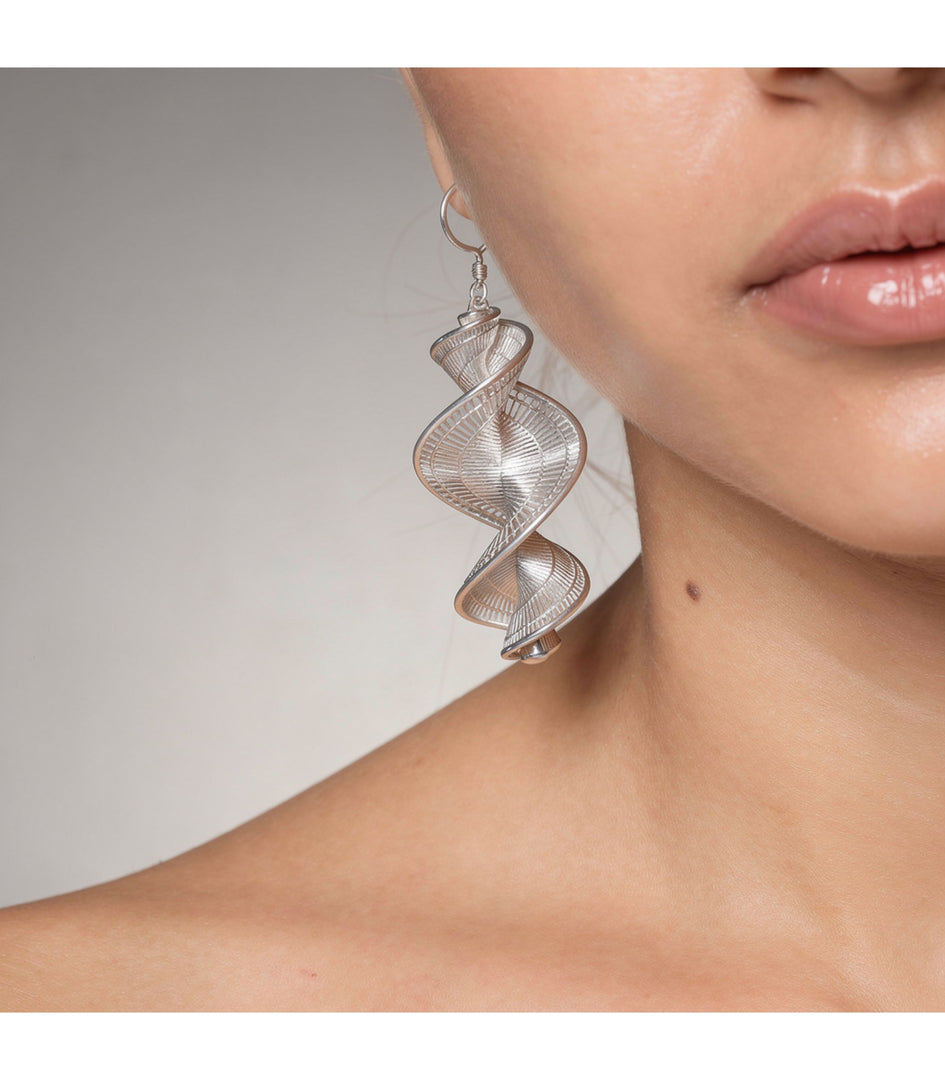 Orecchini Vortice indossati argento 925 - gioielli Anidi Design