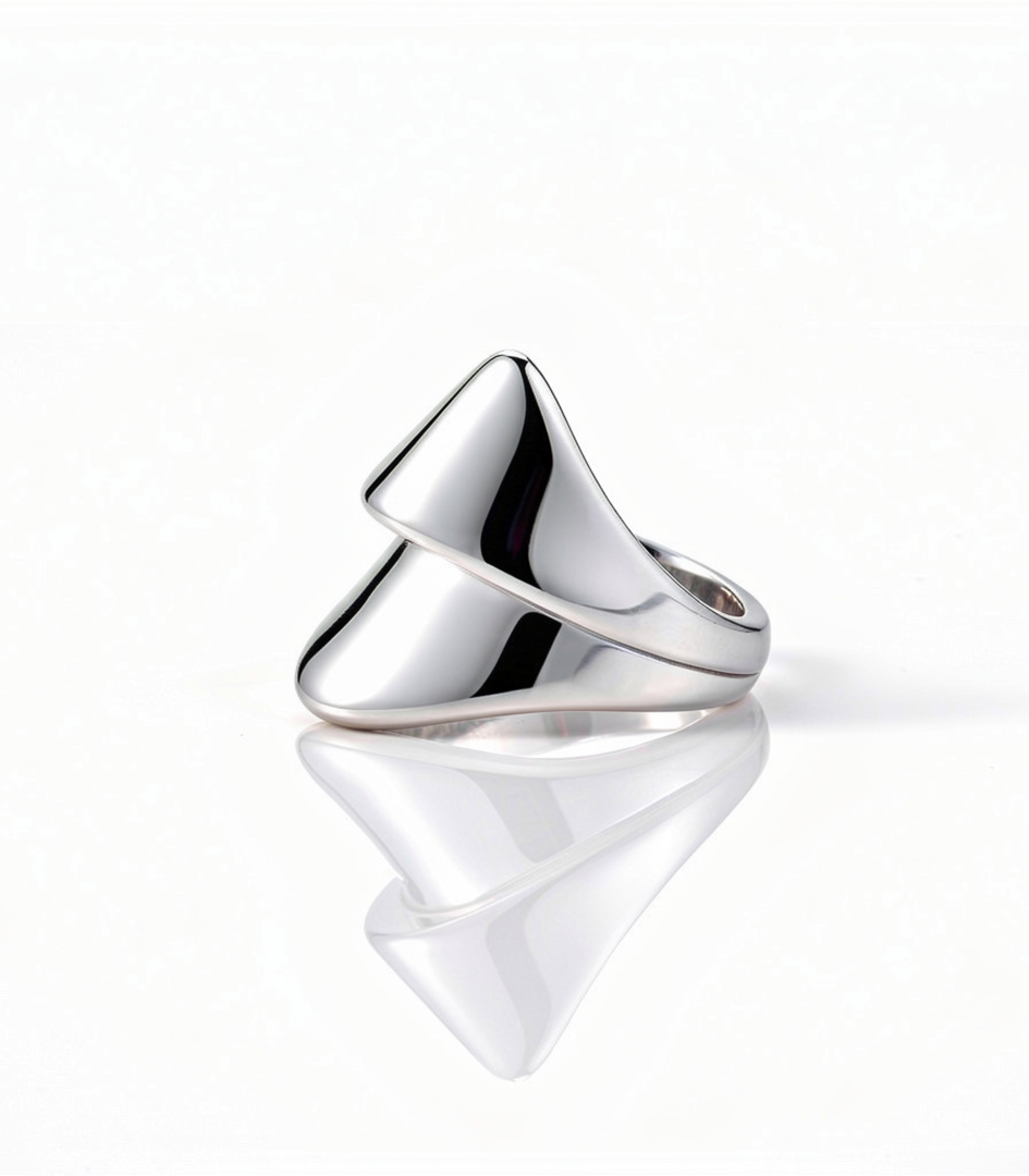 Anello Cuspide in argento 925 dal design scultoreo e contemporaneo, vista frontale su sfondo bianco