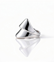 Anello Cuspide in argento 925 dal design scultoreo e contemporaneo, vista frontale su sfondo bianco