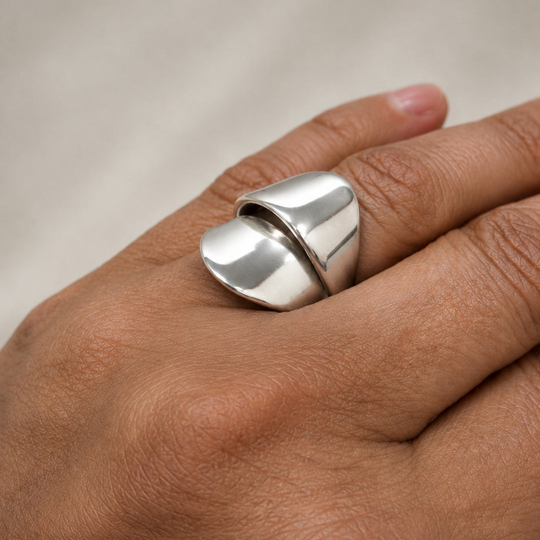 Primo piano dell'Anello Cuspide in argento 925 indossato, dettaglio del design scultoreo e della finitura lucida