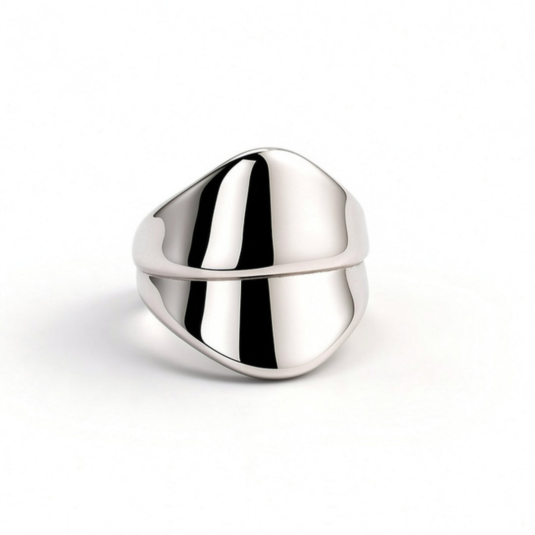 Anello Cuspide in argento 925, vista frontale con design contemporaneo e finitura lucida