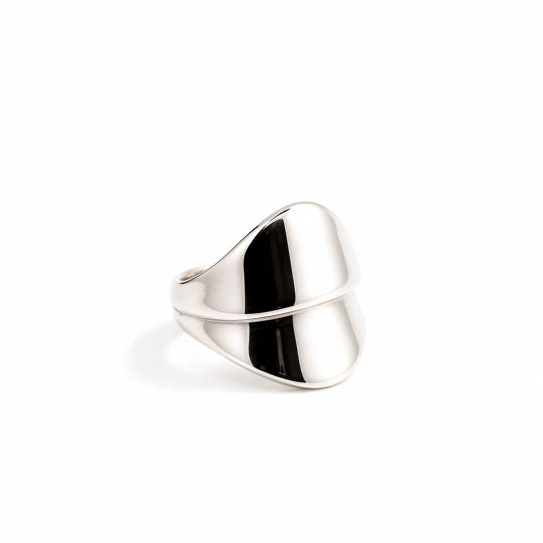 Anello Cuspide in argento 925, vista a tre quarti con finitura lucida su sfondo bianco
