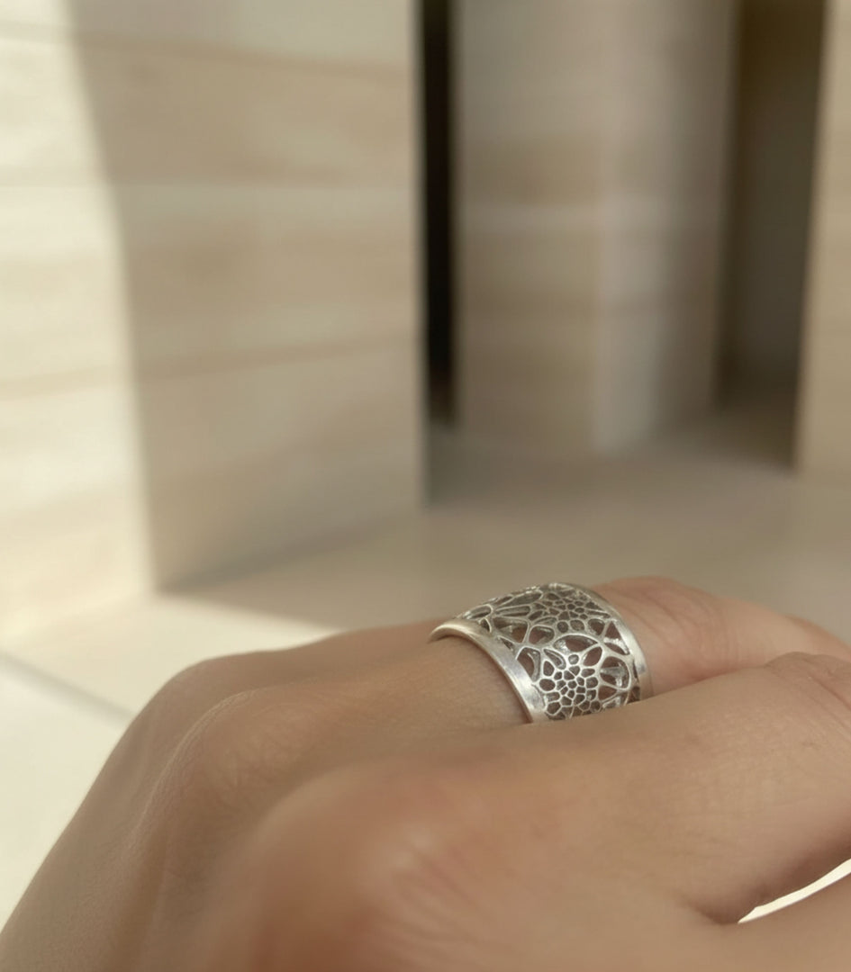 Dettaglio dell’Anello Origine in Argento 925 indossato sulla mano