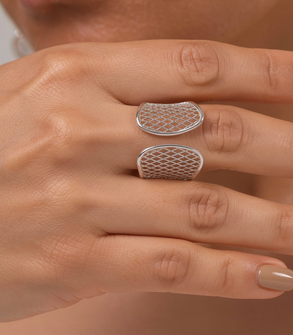 Anello Trama ANIDI indossato su mano femminile in Argento 925