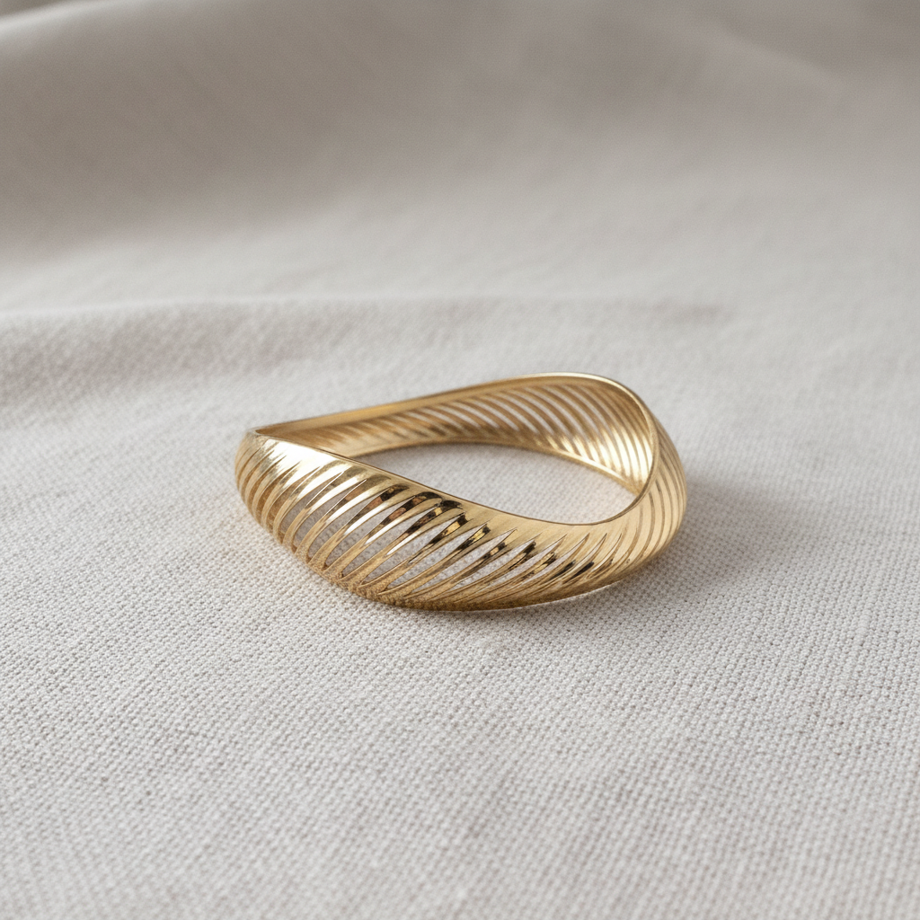 Bracciale Onda in bronzo placcato oro su tessuto lino beige