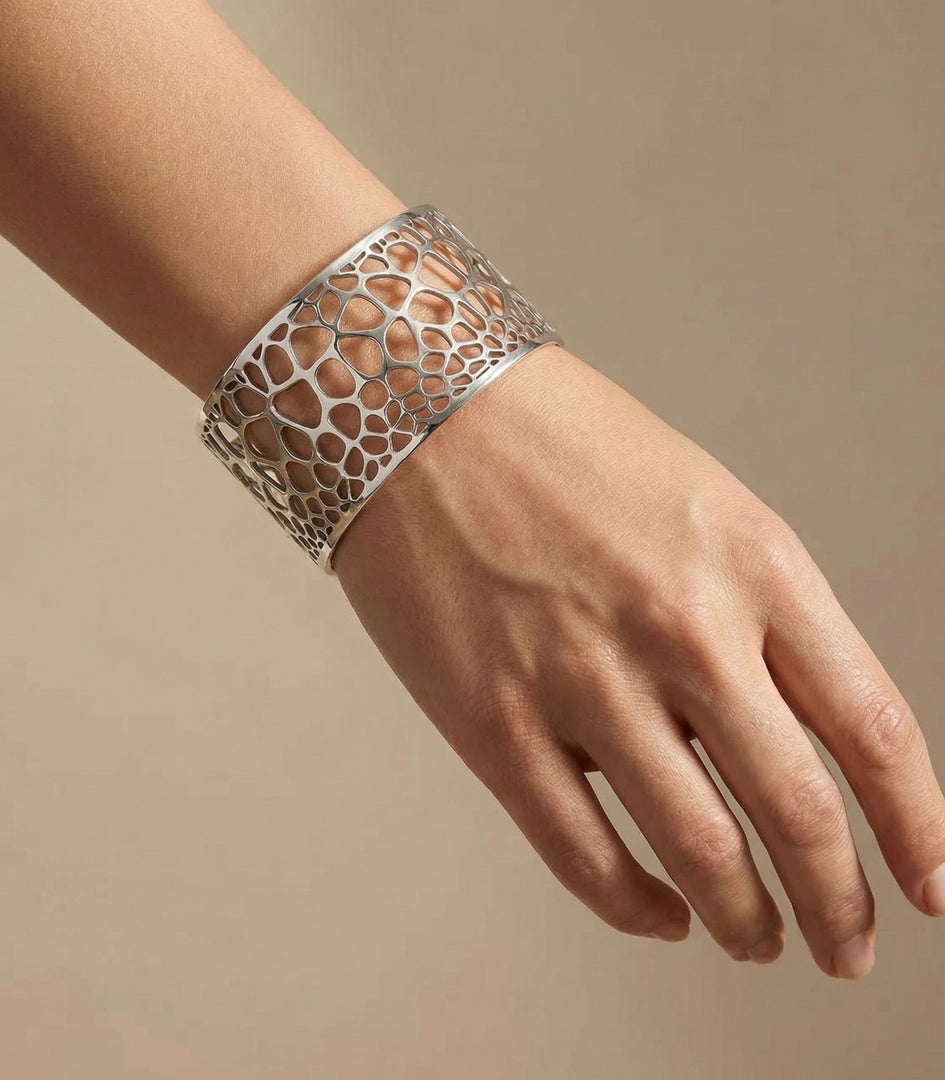 Bracciale Organico ANIDI indossato con styling contemporaneo