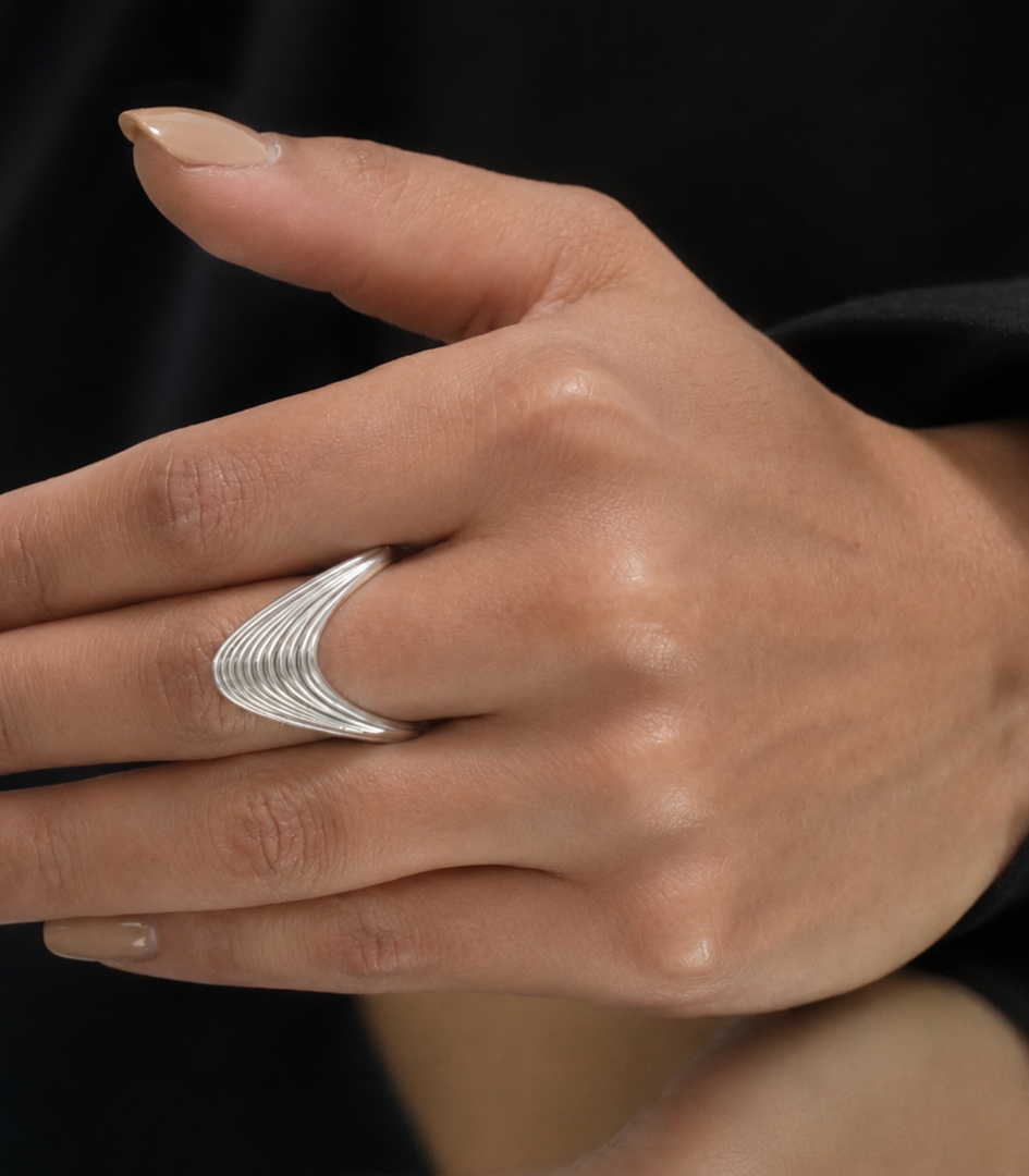 nello Flusso in argento 925 indossato – dettaglio mano – Anidi Design