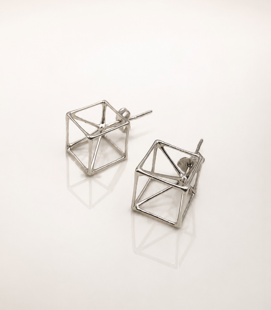 Orecchini in argento dal design geometrico tridimensionale